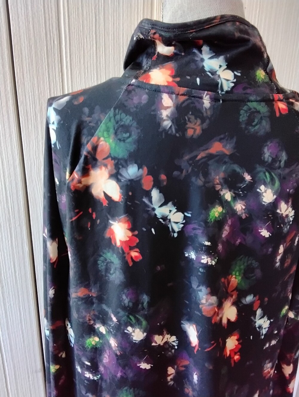 NWT, NINE WEST Dark Floral Long Sleeve Top, size XL - Picture 7 of 10